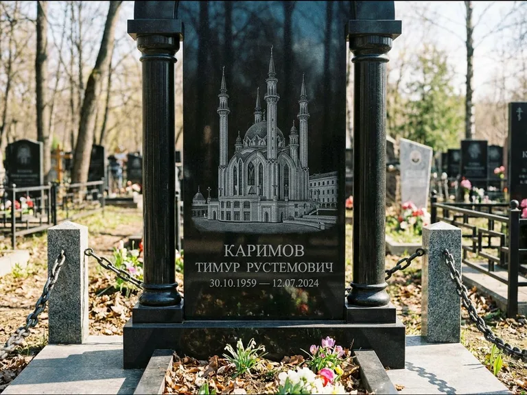 Мусульманский памятник с гравировкой мечети: стела с колоннами-минаретами по бокам — детализированная гравировка мечети Кул-Шариф, гранитные столбики с провисающей цепью, работа «Каримов» в Москве