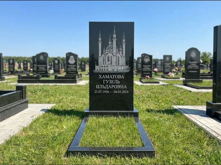 Мусульманский памятник с гравировкой мечети: небольшая скромная одиночная стела — золочёная гравировка мечети, аккуратный участок с газоном, работа «Нигматуллина» в Москве