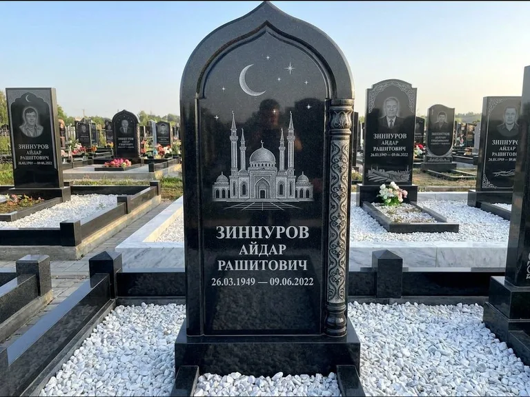 Мусульманский памятник с гравировкой мечети: стела с михраб-верхом и резной боковой колонной — детализированная гравировка мечети Кул-Шариф, белая мраморная крошка, работа «Ахметов» в Москве