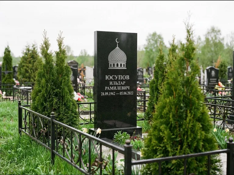 Мусульманский памятник с гравировкой мечети — купол с полумесяцем в верхней части, работа «Юсупов» в Москве