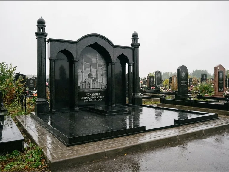 Мусульманский памятник с гравировкой мечети: семейный мемориал с колоннами-минаретами и аркой — золочёная гравировка мечети, большая мощёная площадка, работа «Абдуллаева» в Москве