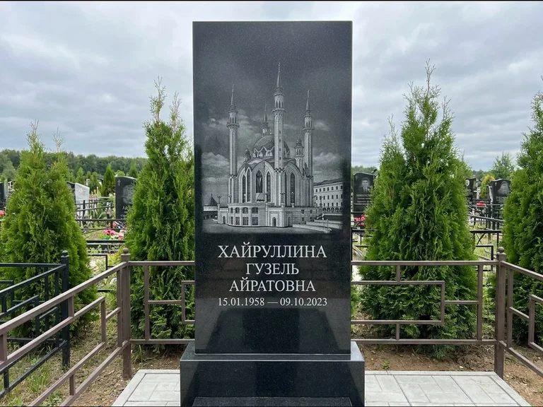 Мусульманский памятник с гравировкой мечети — панорама мечети во всю ширину стелы, работа «Хайруллина» в Москве