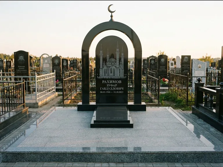 Мусульманский памятник с гравировкой мечети: монументальная стела-арка с полумесяцем на вершине — детализированная гравировка мечети Кул-Шариф, мощёная гранитная площадка с бордюром, работа «Юсупов» в Москве