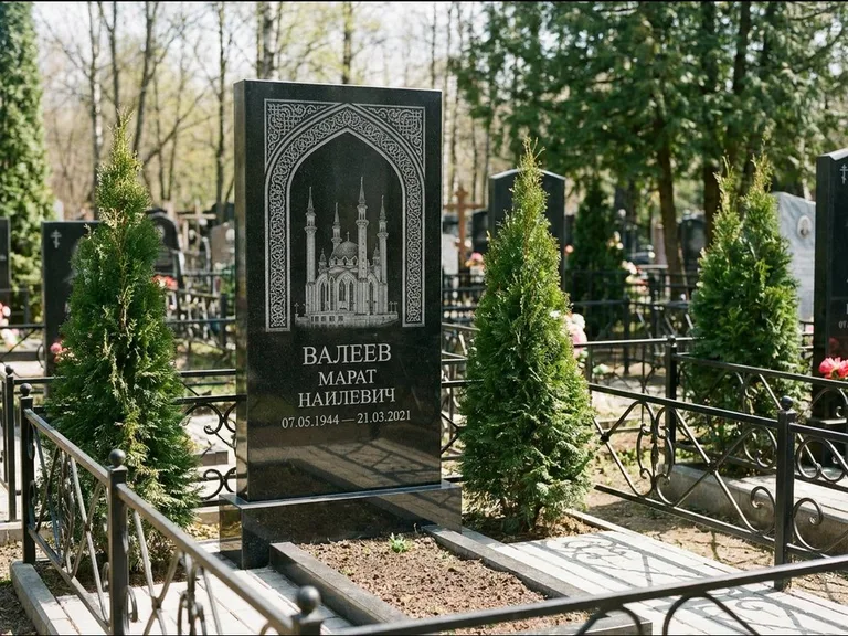 Мусульманский памятник с гравировкой мечети — мечеть в восточной арке с орнаментом, работа «Валеев» в Москве