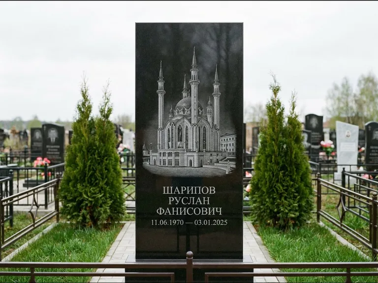Мусульманский памятник с гравировкой мечети — мечеть Кул-Шариф на обороте стелы, работа «Шарипов» в Москве