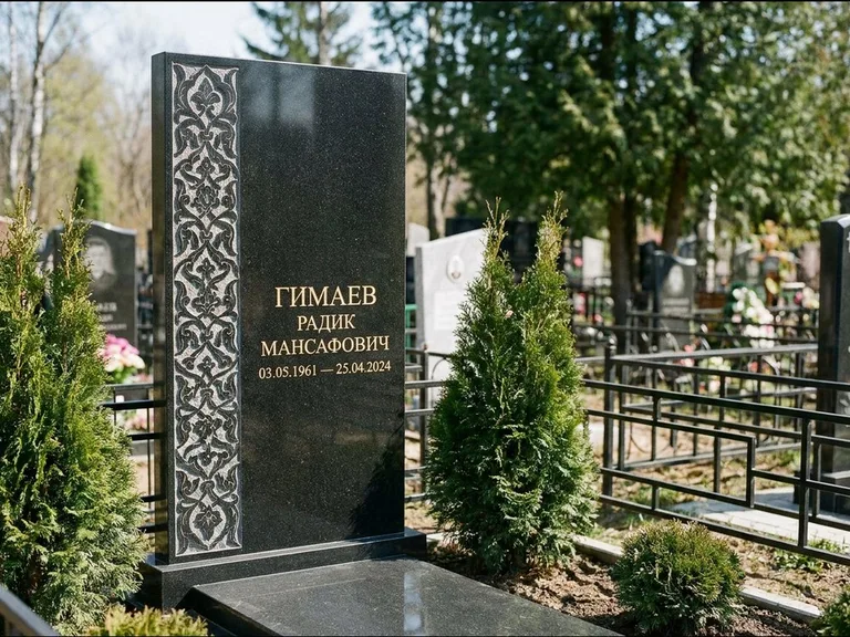 Мусульманский памятник — колонна ислими по краю стелы, работа «Гимаев» в Москве