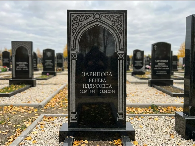 Мусульманский памятник: фигурная стела с михраб-нишей — гравировка мечети в михраб-арке с орнаментом, светлая гравийная отсыпка, работа «Зарипова» в Москве