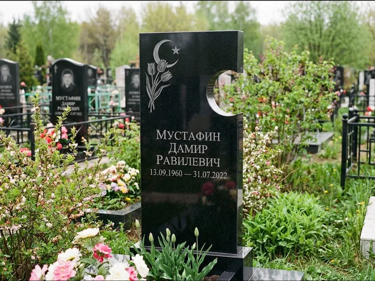 Мусульманский памятник: стела с боковым вырезом в форме полумесяца — гравировка минарета с полумесяцем, низкие кусты в цвету, работа «Мустафин» в Москве