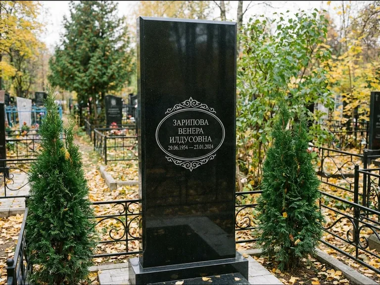 Мусульманский памятник — имя на арабском в картуше, работа «Зарипова» в Москве