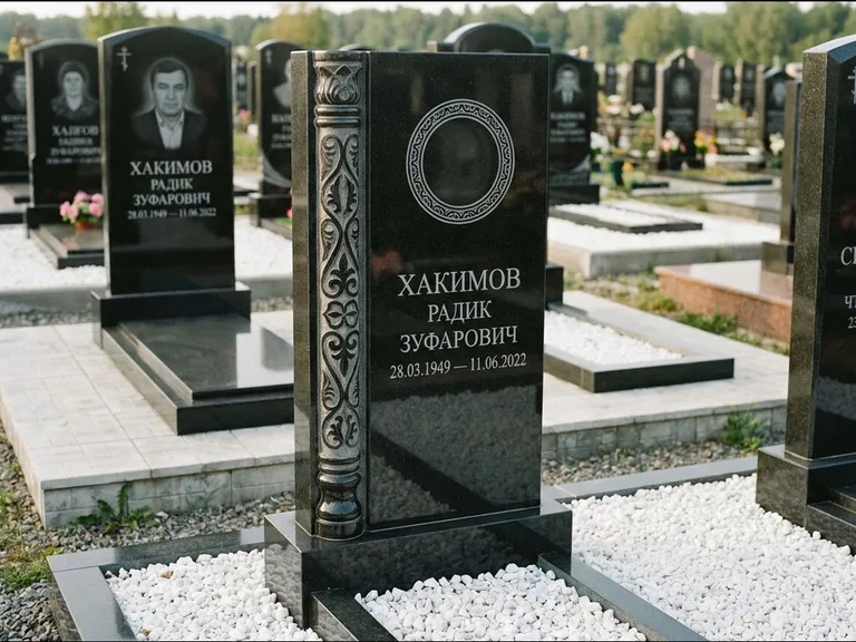 Мусульманский памятник: стела с боковой резной орнаментальной колонной — детализированная гравировка мечети Кул-Шариф, белая мраморная крошка, работа «Хабибуллин» в Москве