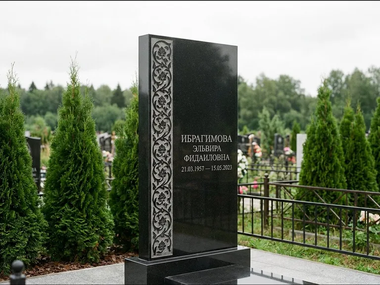 Мусульманский памятник — колонна ислими по краю стелы, работа «Ибрагимова» в Москве