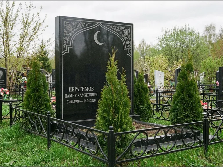 Памятник с гравировкой полумесяца — гравировка полумесяца в восточной арке с орнаментом, работа «Ибрагимов» в Москве