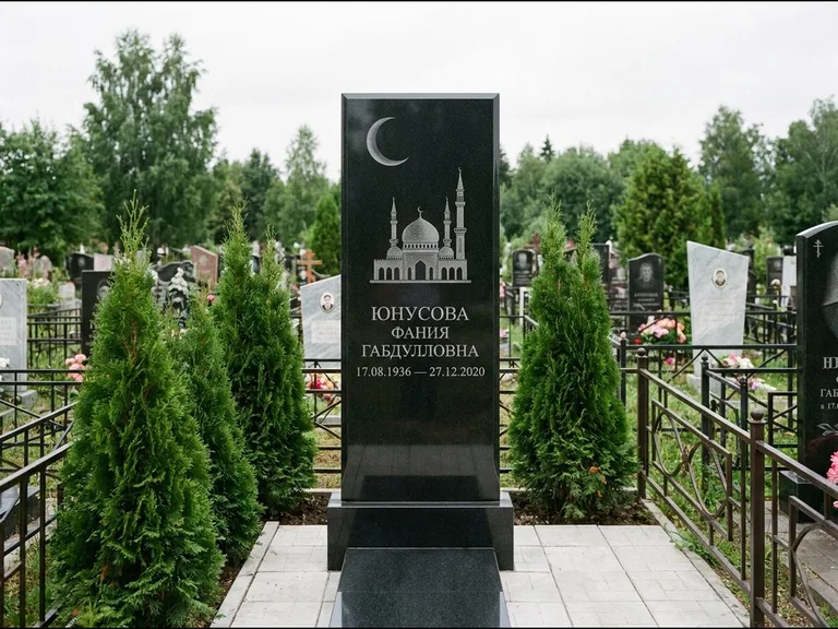 Памятник с гравировкой полумесяца — гравировка полумесяца над силуэтом мечети, работа «Юнусова» в Москве