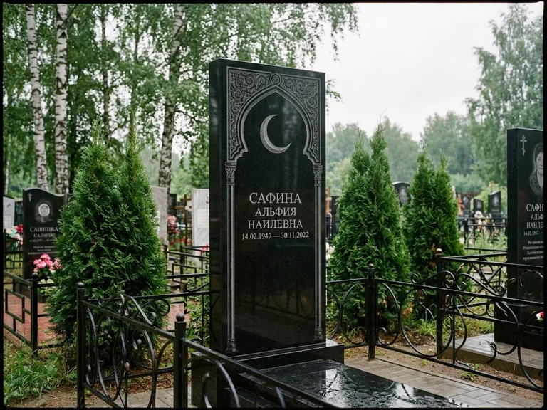 Памятник с гравировкой полумесяца — гравировка полумесяца в восточной арке с орнаментом, работа «Сафина» в Москве