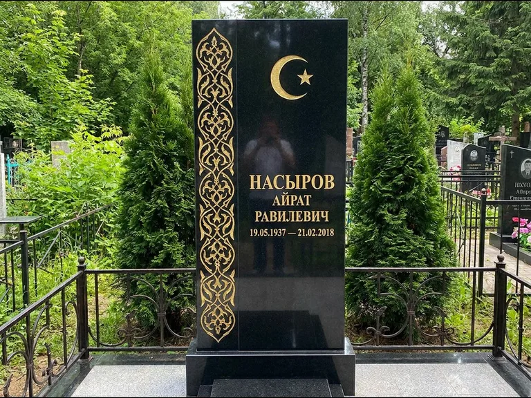 Памятник с гравировкой полумесяца — золочёный полумесяц и колонна растительного орнамента-ислими, работа «Насыров» в Москве