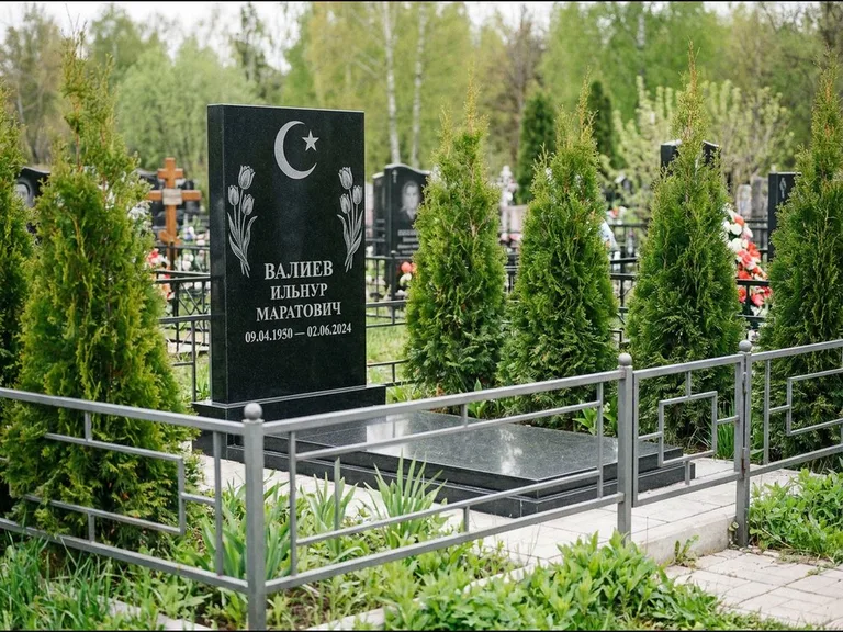 Памятник с гравировкой полумесяца — гравировка полумесяца со звездой и тюльпанами по бокам, работа «Валиев» в Москве