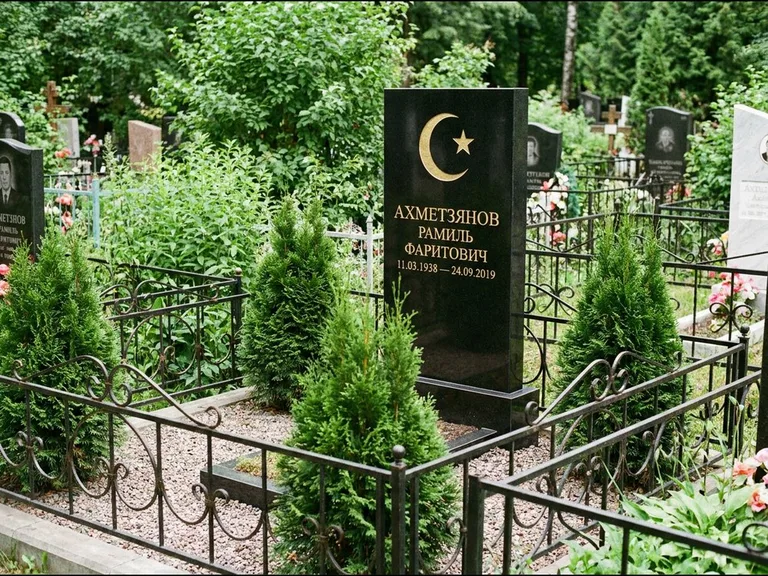 Памятник с гравировкой полумесяца — золочёная гравировка полумесяца со звездой в верхней части с, работа «Ахметзянов» в Москве