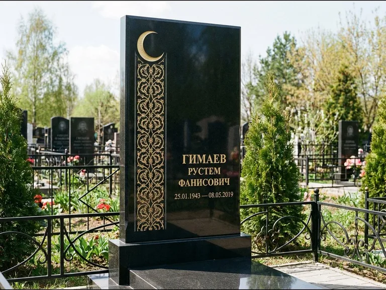 Памятник с гравировкой полумесяца — золочёный полумесяц и колонна растительного орнамента-ислими, работа «Гимаев» в Москве