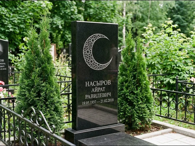 Памятник с гравировкой полумесяца — гравировка полумесяца в геометрическом орнаменте-гирихе, работа «Насыров» в Москве