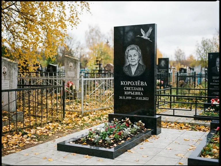 Памятник с гравировкой журавлей — белая гравировка клина журавлей, уходящего в верхний угол ст, работа «Королёва» в Москве