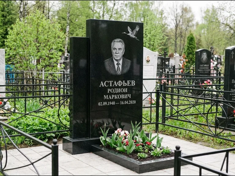 Памятник с гравировкой журавлей — гравировка одиночного летящего журавля над портретом, работа «Астафьев» в Москве