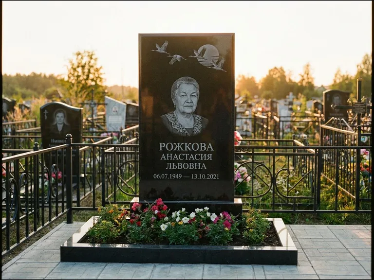 Памятник с гравировкой журавлей — гравировка клина журавлей на фоне солнечного диска, работа «Рожкова» в Москве