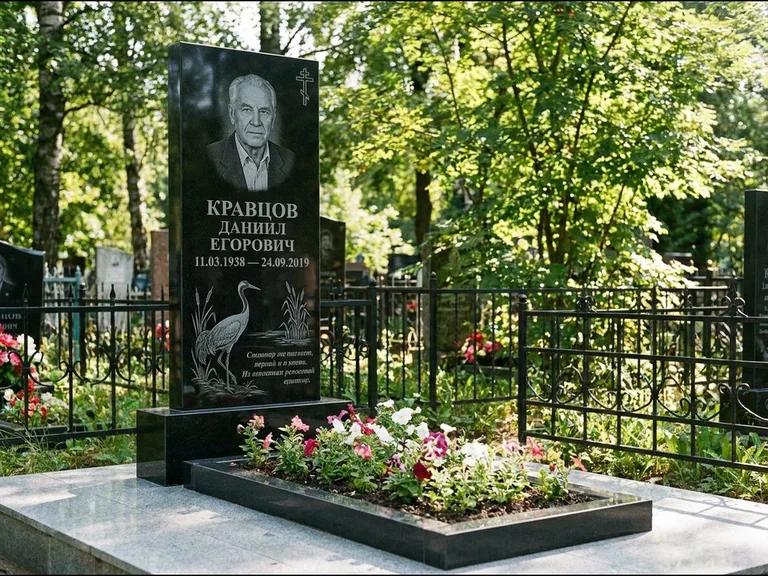 Памятник с гравировкой журавлей — гравировка журавля у камышей рядом с эпитафией, работа «Кравцов» в Москве