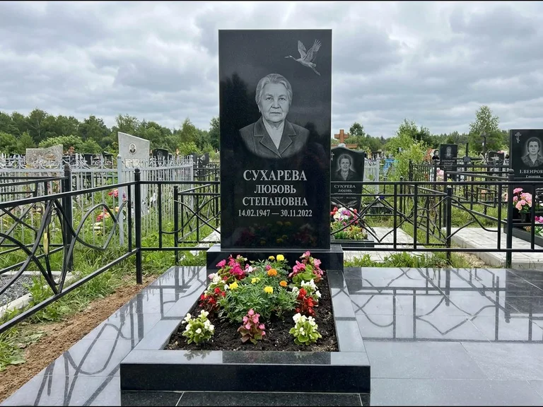 Памятник с гравировкой журавлей — гравировка одиночного летящего журавля над портретом, работа «Сухарева» в Москве