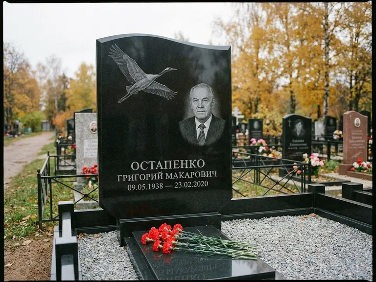Памятник с гравировкой журавлей — гравировка журавлей, работа «Остапенко» в Москве
