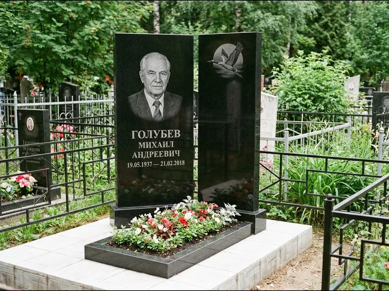 Памятник с гравировкой журавлей — гравировка клина журавлей на фоне солнечного диска, работа «Голубев» в Москве