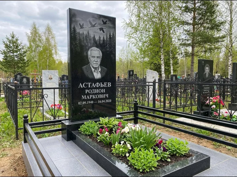 Памятник с гравировкой журавлей — гравировка силуэтов журавлей над еловым лесом, работа «Астафьев» в Москве