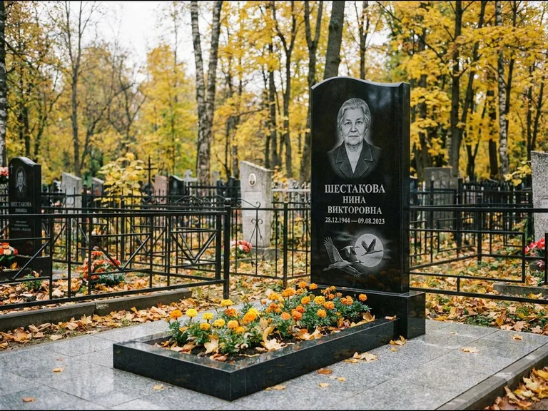 Памятник с гравировкой журавлей — гравировка клина журавлей на фоне солнечного диска, работа «Шестакова» в Москве