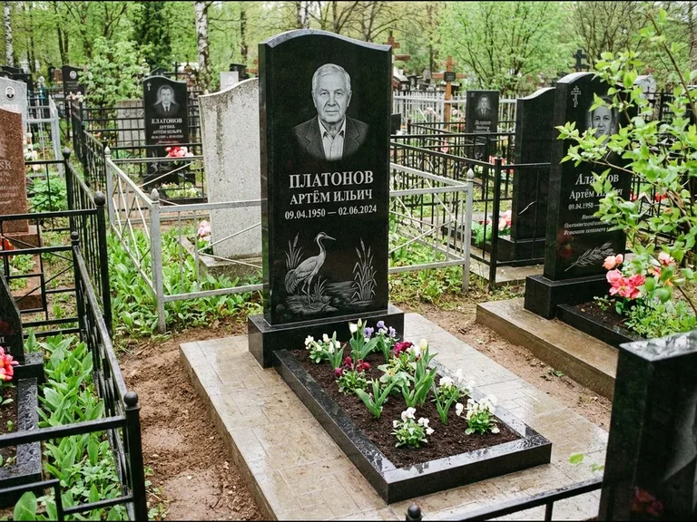Памятник с гравировкой журавлей — гравировка журавля у камышей рядом с эпитафией, работа «Платонов» в Москве