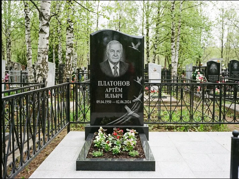Памятник с гравировкой журавлей — гравировка трёх журавлей по диагонали через свободное поле с, работа «Платонов» в Москве