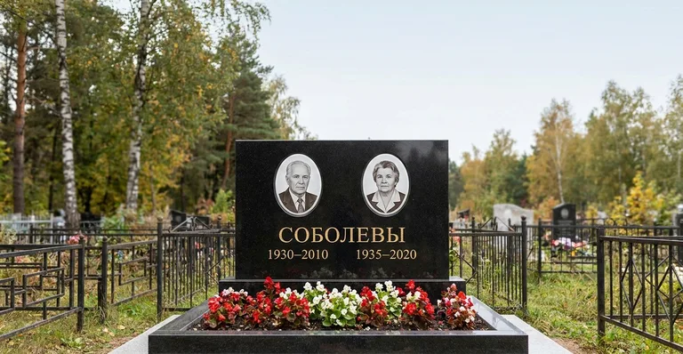 Мраморный памятник, Памятники мастерской «Мастер Каменев» на кладбищах Москвы