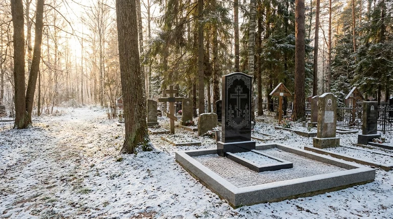 Гранитный памятник на кладбище Красная Этна в Ленинском районе Нижнего Новгорода