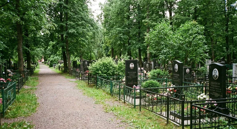 Памятники на Люблинском кладбище в Москве
