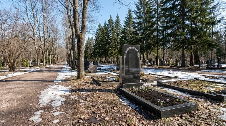 Гранитный памятник на Мочищенском кладбище в посёлке Мочище под Новосибирском