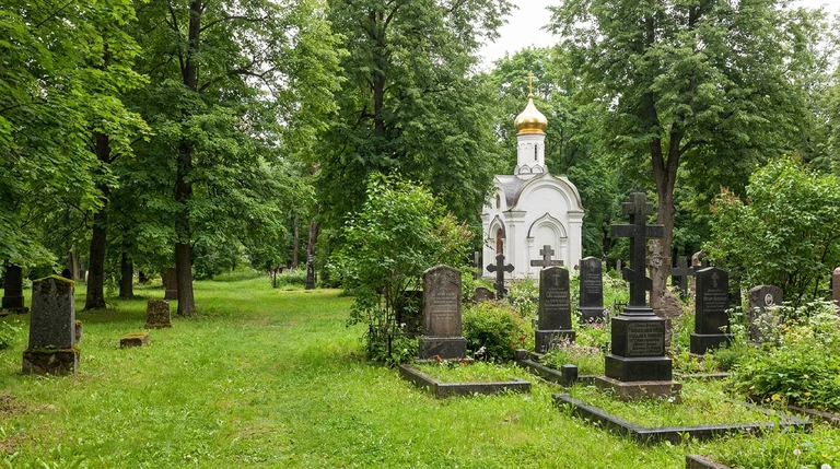Гранитный памятник на Новопокровском кладбище в Нижнем Новгороде