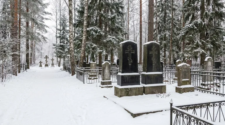 Установка гранитного памятника на участке Заозёрского кладбища в Перми