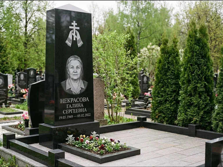 Памятник из чёрного гранита — стела-пилон с ажурным резным крестом, работа «Ерофеева» в Москве
