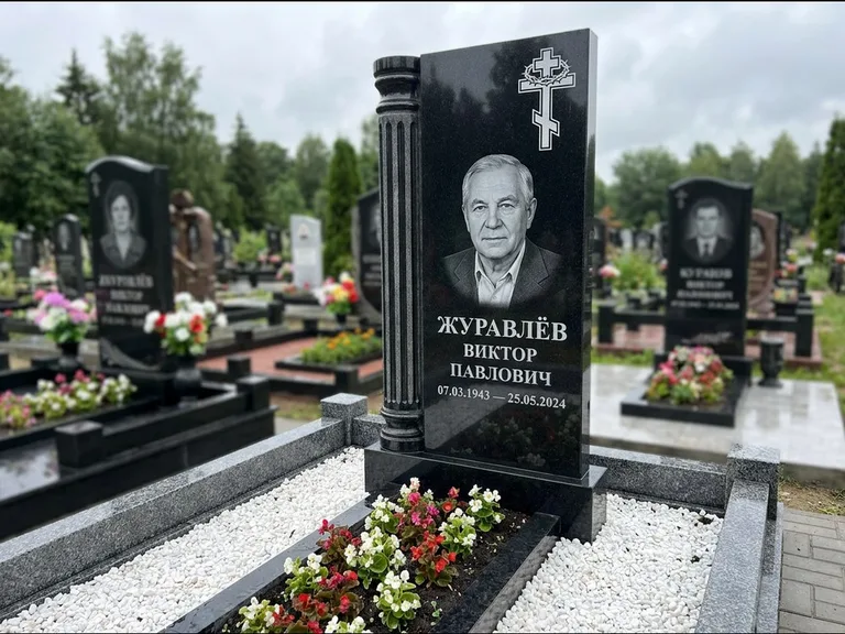 Памятник из чёрного гранита — семейный мемориал из двух стел с крестом с рушником, работа «Гущин» в Москве