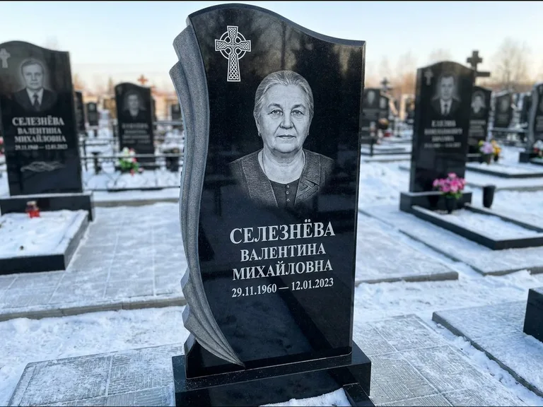 Памятник из чёрного гранита — восьмигранный обелиск с кельтским крестом, работа «Некрасова» в Москве