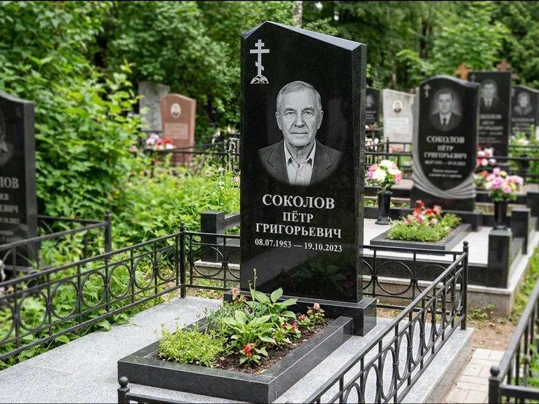 Памятник из чёрного гранита — полукруглая стела с крестом на Голгофе, работа «Журавлёв» в Москве