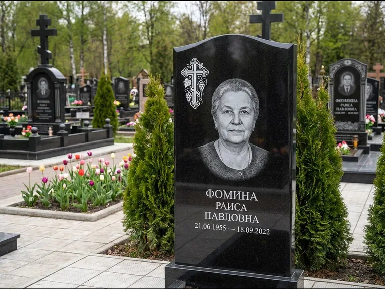 Памятник из чёрного гранита — двухцветная стела с крестом с распятием, работа «Одинцова» в Москве