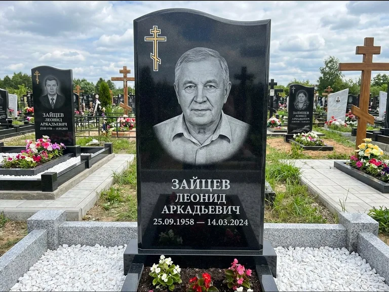 Памятник из чёрного гранита — горизонтальная семейная стела с аркой с процветшим крестом с виноградной лозой, работа «Верещагин» в Москве