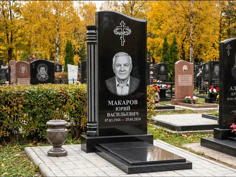 Памятник из чёрного гранита — асимметричная стела с крестом с рушником, работа «Панкратов» в Москве
