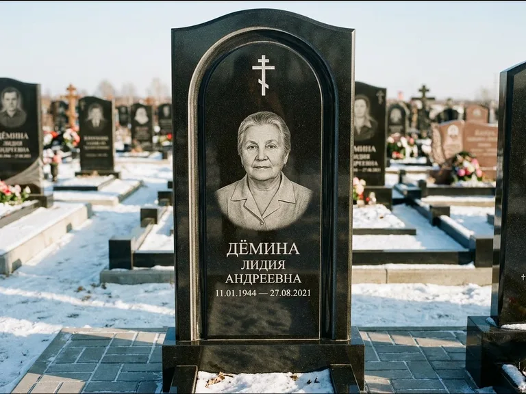 Памятник из чёрного гранита — стела-триптих с крестом с терновым венцом, работа «Ерофеева» в Москве