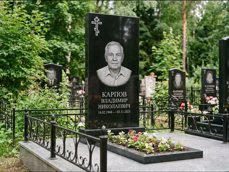 Памятник из чёрного гранита — узкая стела с ажурным крестом с православным восьмиконечным крестом, работа «Гущин» в Москве