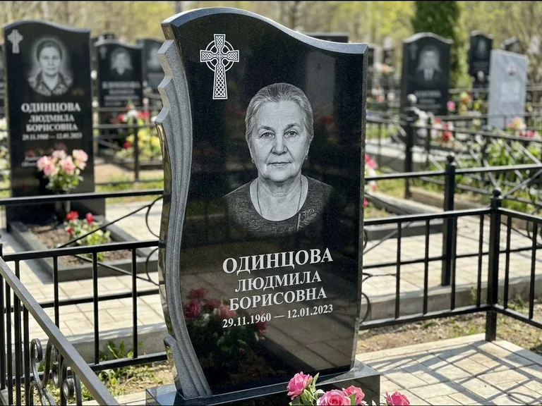 Памятник из чёрного гранита — стела с портретным овалом с кельтским крестом, работа «Савельева» в Москве